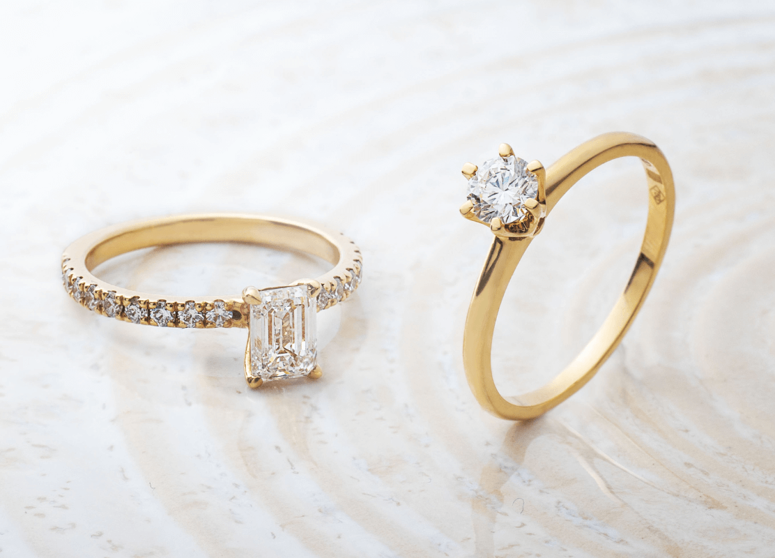 Dva elegantna zlatna prstena sa svjetlucavim dijamantima, savršena za posebne prilike.